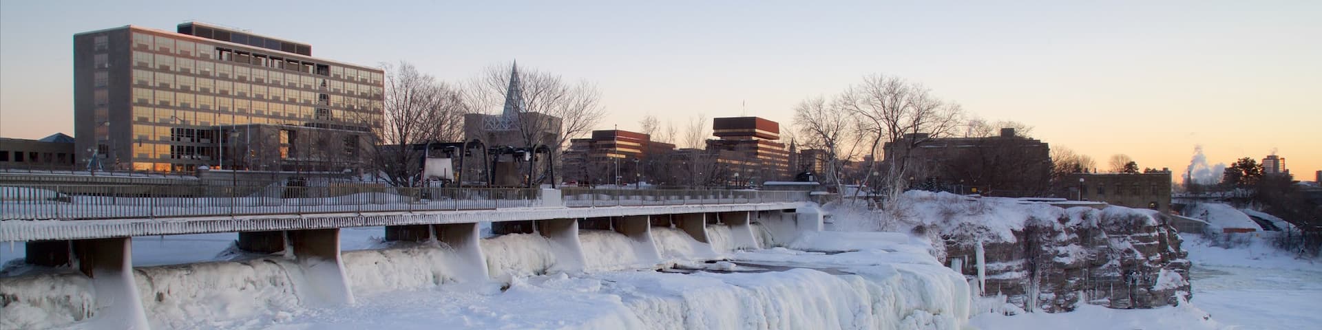 Ottawa montrant neige, cascade et pont