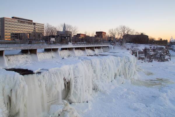Ottawa montrant neige, cascade et pont
