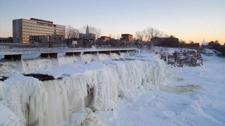 Ottawa bevat een brug, een waterval en sneeuw