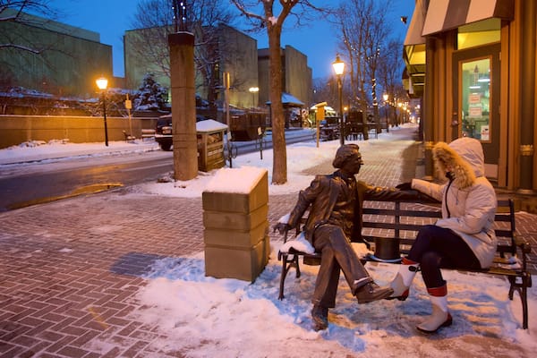 Charlottetown caratteristiche di arte urbana e strade cosi come ragazza