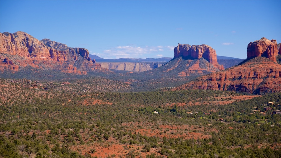 Sedona mostrando vistas al desierto, escenas tranquilas y un barranco o cañón