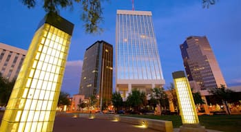 Downtown Tucson das einen Stadt und bei Nacht