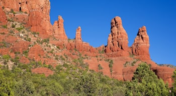 Chapel of the Holy Cross som inkluderar berg och stillsam natur