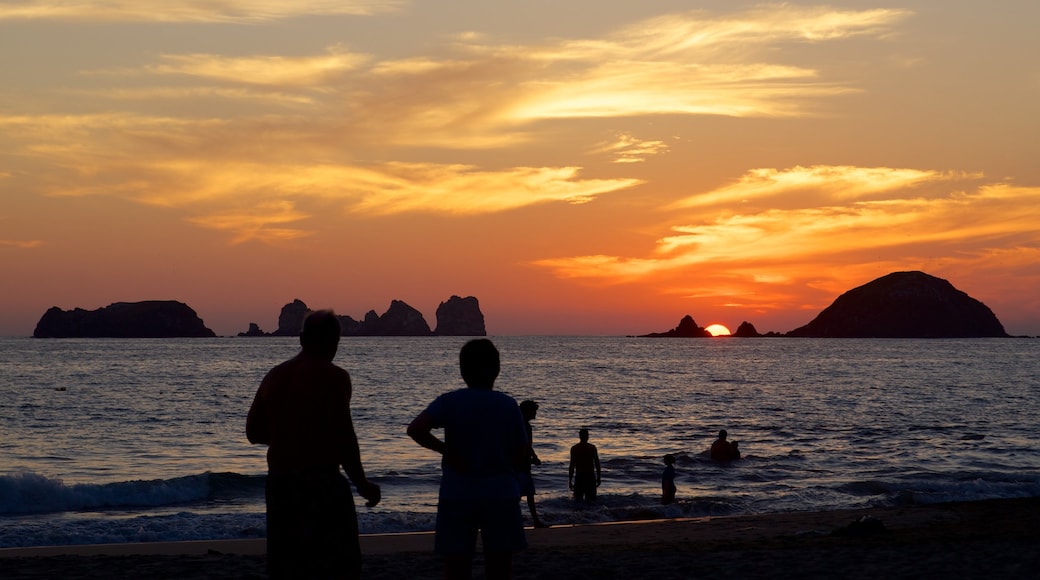 México mostrando una puesta de sol, natación y costa rocosa