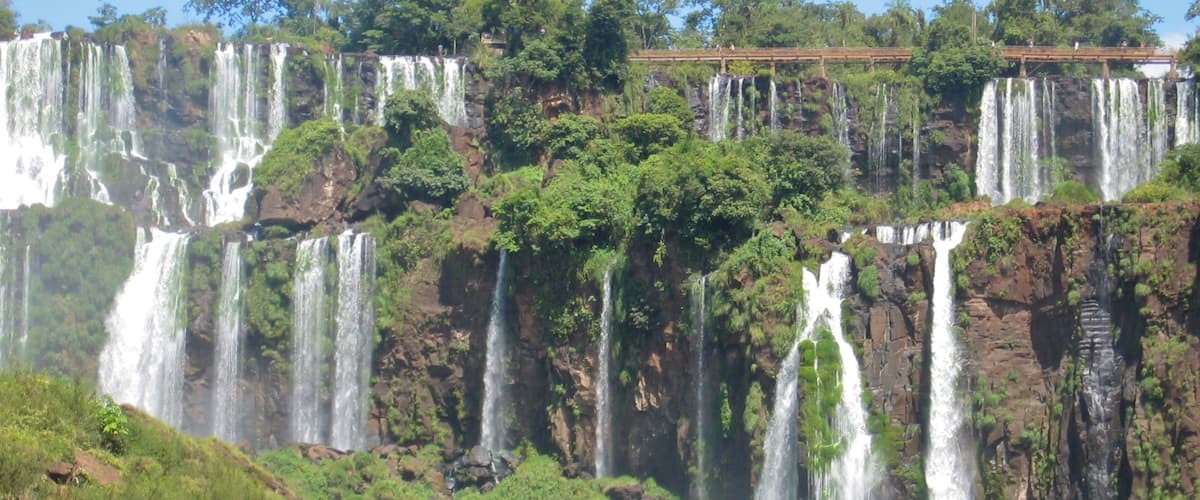 Sur mostrando selva y una catarata