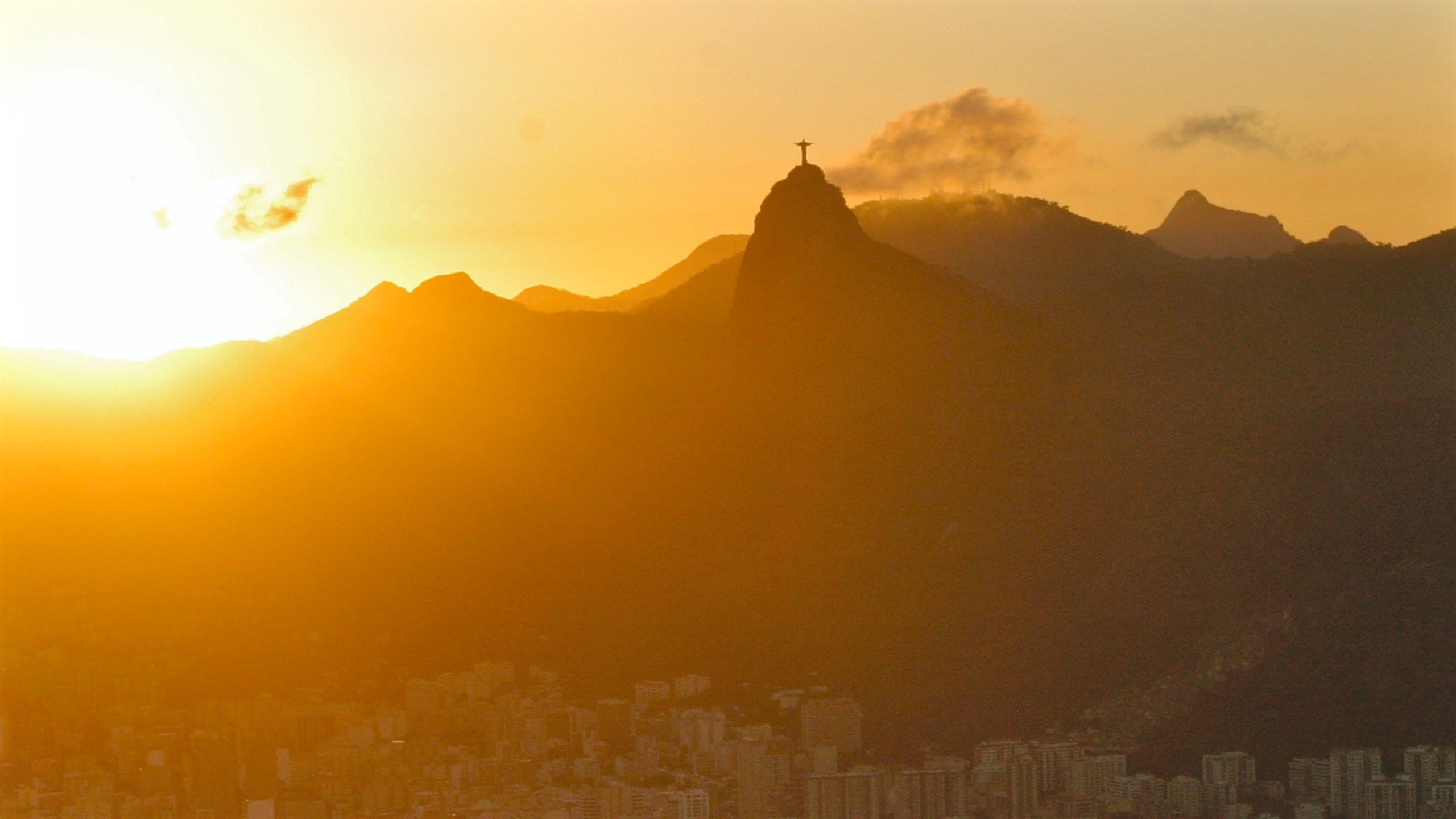 Vùng Đông Nam cho thấy những ngọn núi, thành phố và hoàng hôn