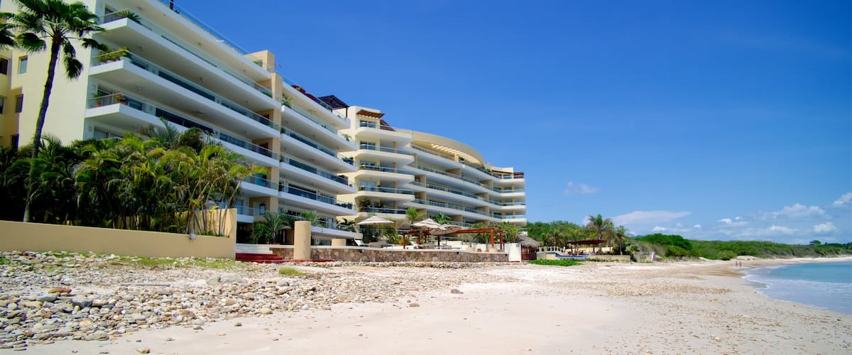 México mostrando una playa de arena, una bahía o puerto y una ciudad costera