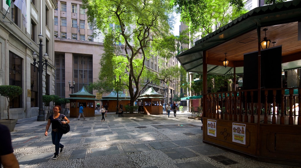 Sao Paulo showing a square or plaza