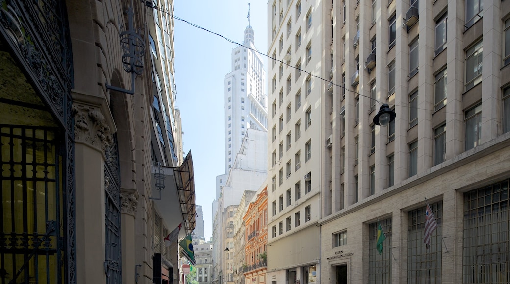 São Paulo toont een wolkenkrabber en historische architectuur