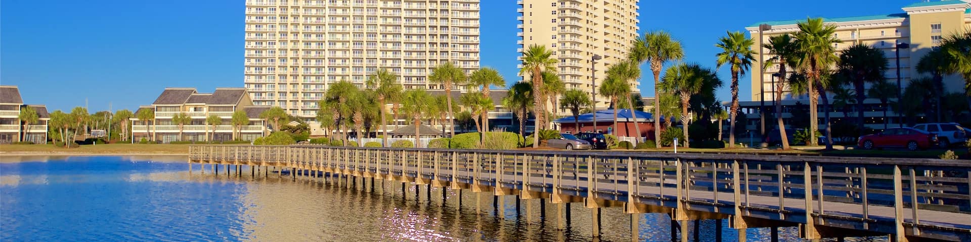 Florida Panhandle mit einem Wolkenkratzer, KĂŒstenort und Bucht oder Hafen