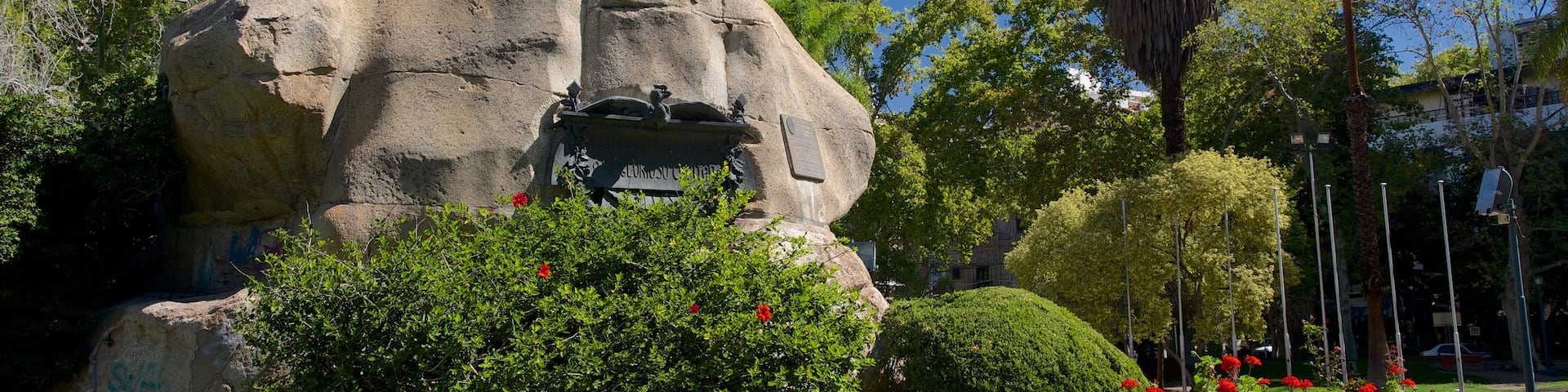 San Martin Square which includes a statue or sculpture