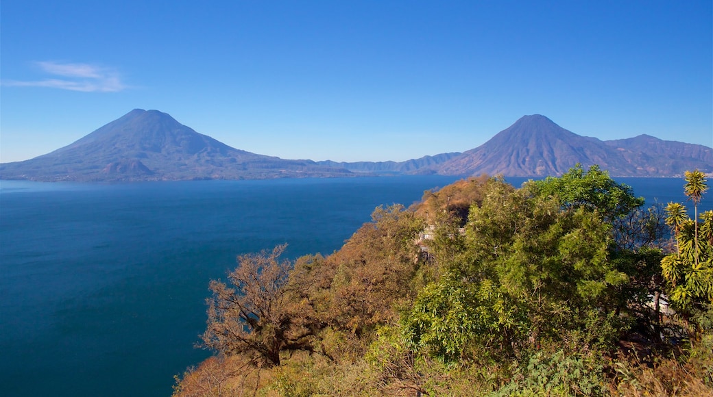 Solola que incluye un lago o laguna y montañas