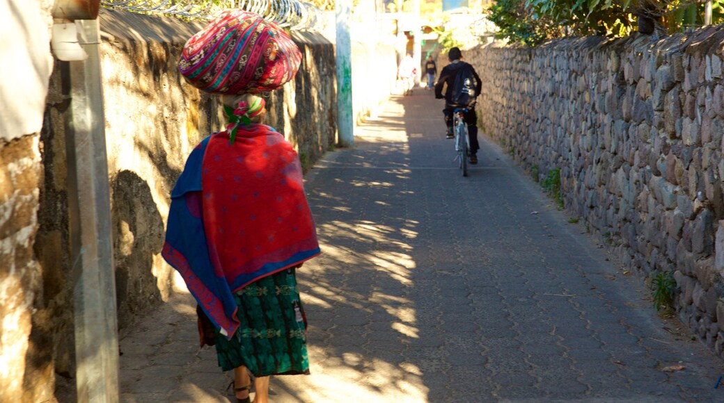 Solola mostrando escenas cotidianas y también un grupo pequeño de personas