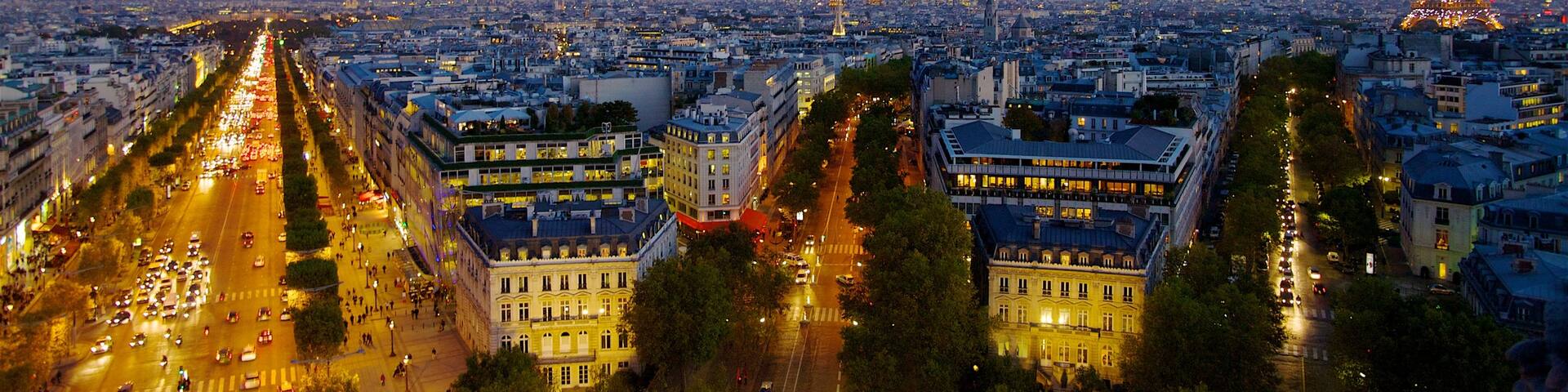 Ile-de-France das einen Sonnenuntergang und Stadt