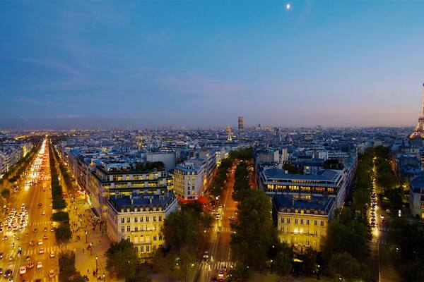 Ile-de-France das einen Sonnenuntergang und Stadt