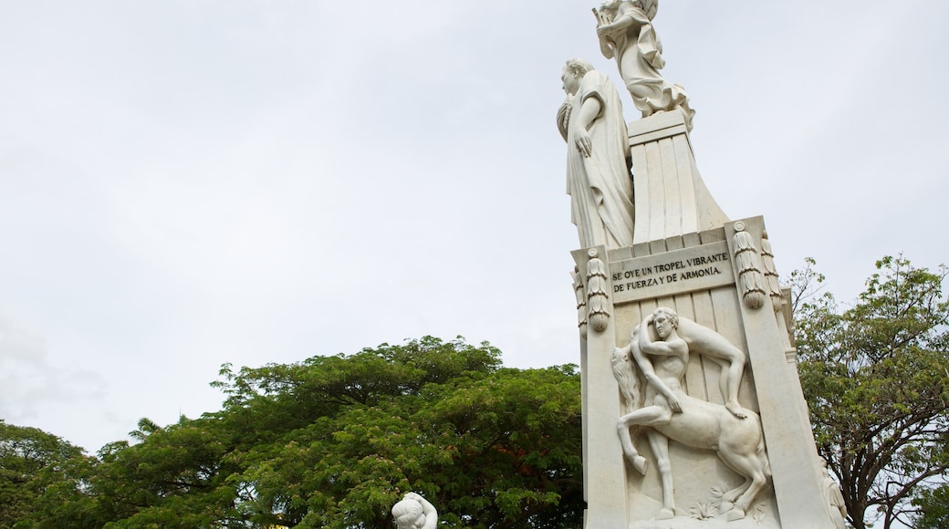 Managua mostrando una estatua o escultura