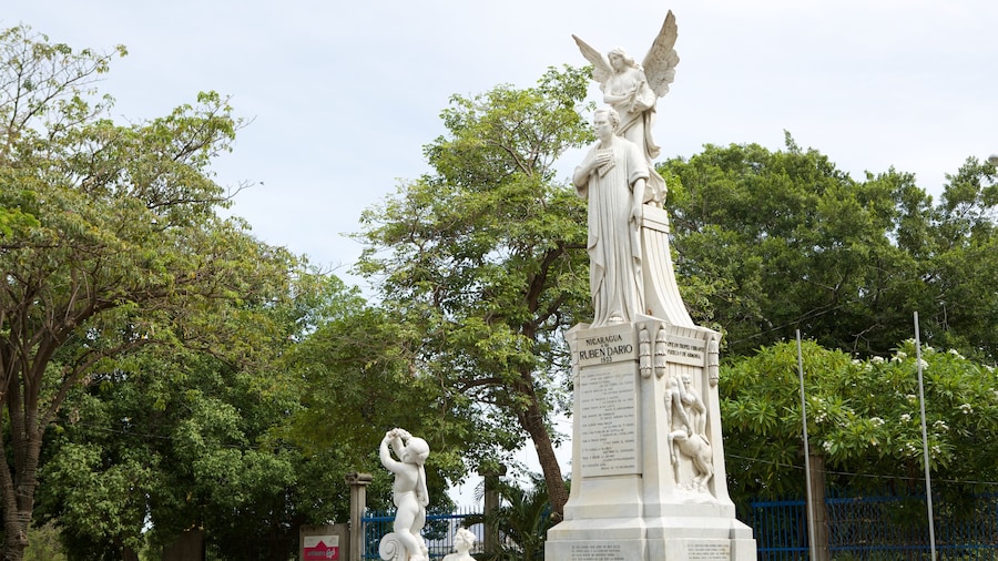 Managua featuring a statue or sculpture