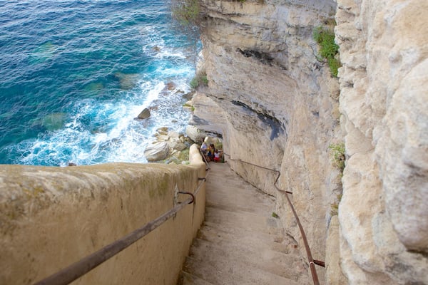 Escalier du Roi d\'Aragon qui includes cÎte rocheuse et randonnée ou marche à pied aussi bien que famille