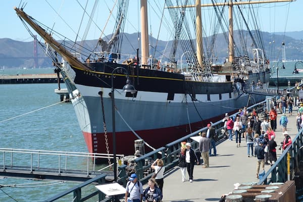 Parc national maritime historique de San Francisco montrant patrimoine historique et baie ou port aussi bien que important groupe de personnes