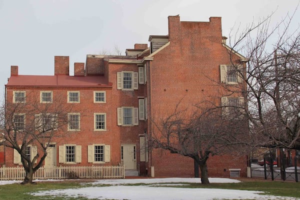 Edgar Allan Poe National Historic Site welches beinhaltet Geschichtliches und Garten