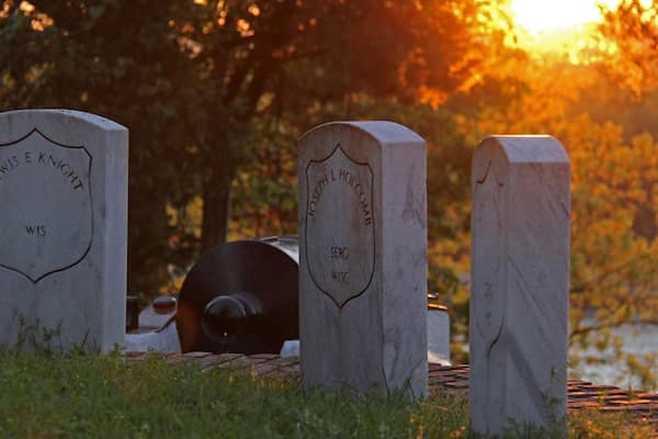 Shiloh National Military Park das einen Friedhof und Sonnenuntergang