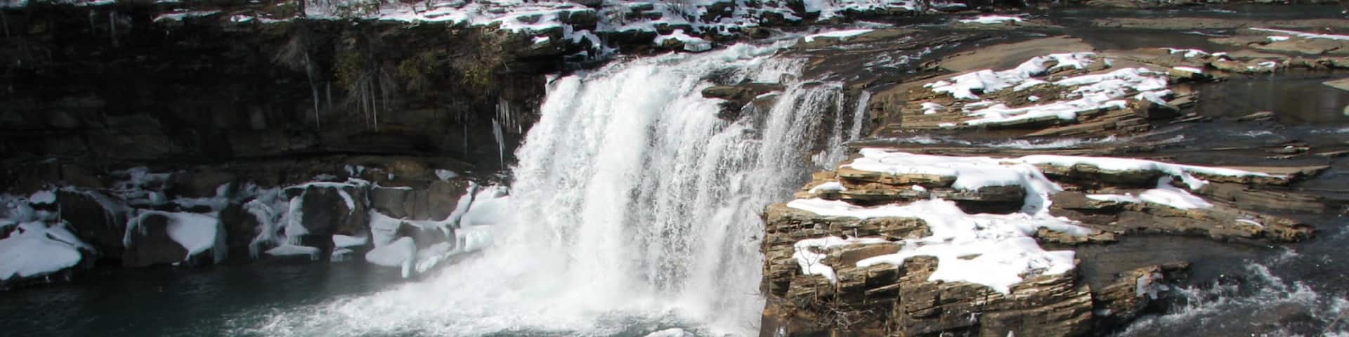 Little River Canyon National Preserve mit einem Wasserfall und Fluss oder Bach