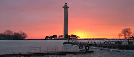 Perry\'s Victory and International Peace Memorial welches beinhaltet Sonnenuntergang und Fluss oder Bach