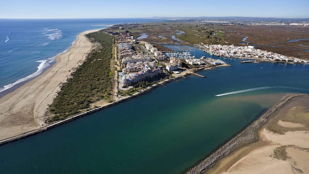 Huelva Provinz welches beinhaltet ruhige Szenerie, KĂŒstenort und Fluss oder Bach