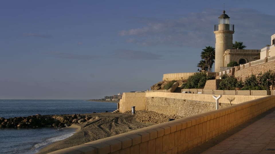 Almería qui includes vues littorales et plage de sable