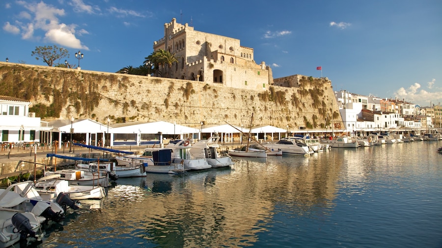 Menorca presenterar en kuststad och en marina