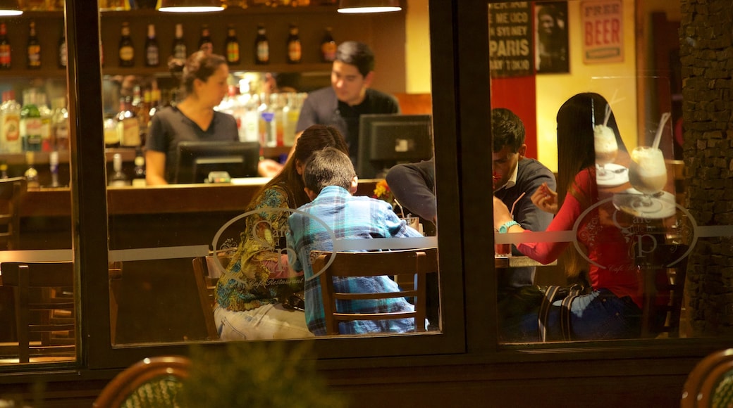 China ofreciendo restaurantes y escenas de noche y también una familia