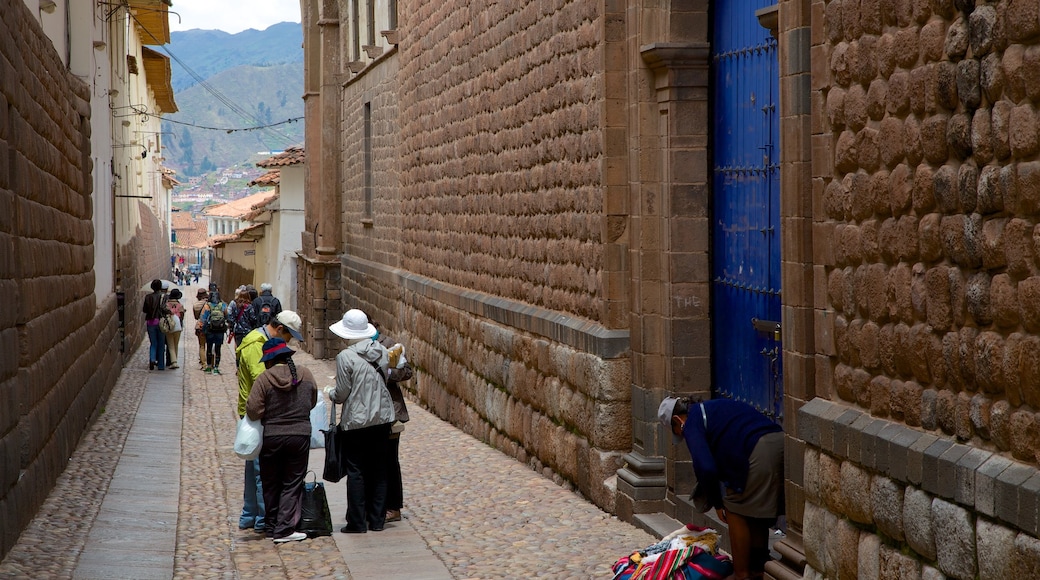 Plaza de Armas sowie kleine Menschengruppe