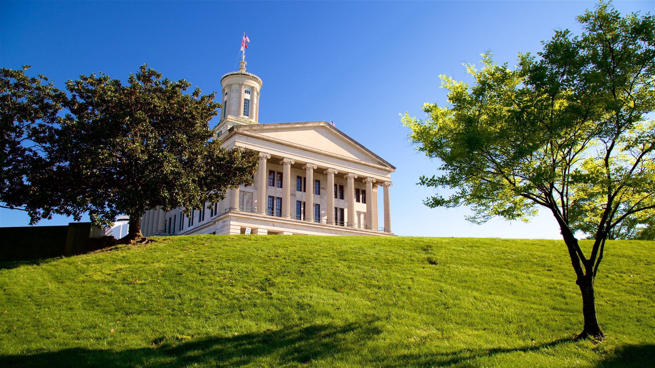 Tennessee State Capitol featuring puutarha ja vanha arkkitehtuuri