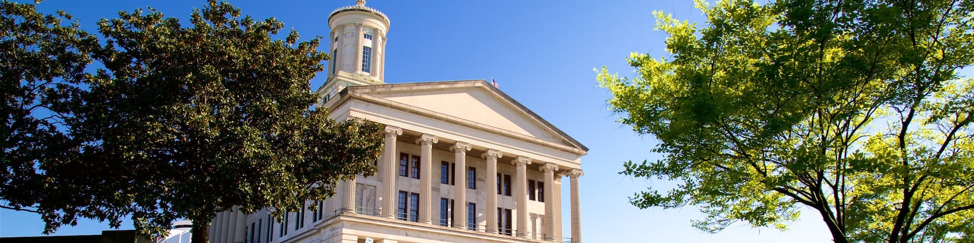 Tennessee State Capitol featuring heritage architecture and a park