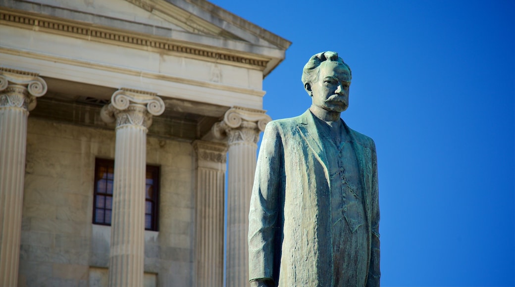 Tennessee State Capitol ofreciendo elementos patrimoniales y una estatua o escultura