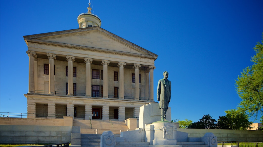 Tennessee State Capitol mostrando architettura d\'epoca e statua o scultura