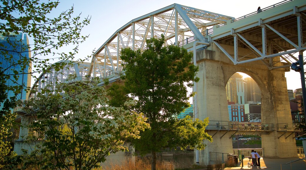 Cumberland Park das einen Sonnenuntergang, Brücke und Stadt