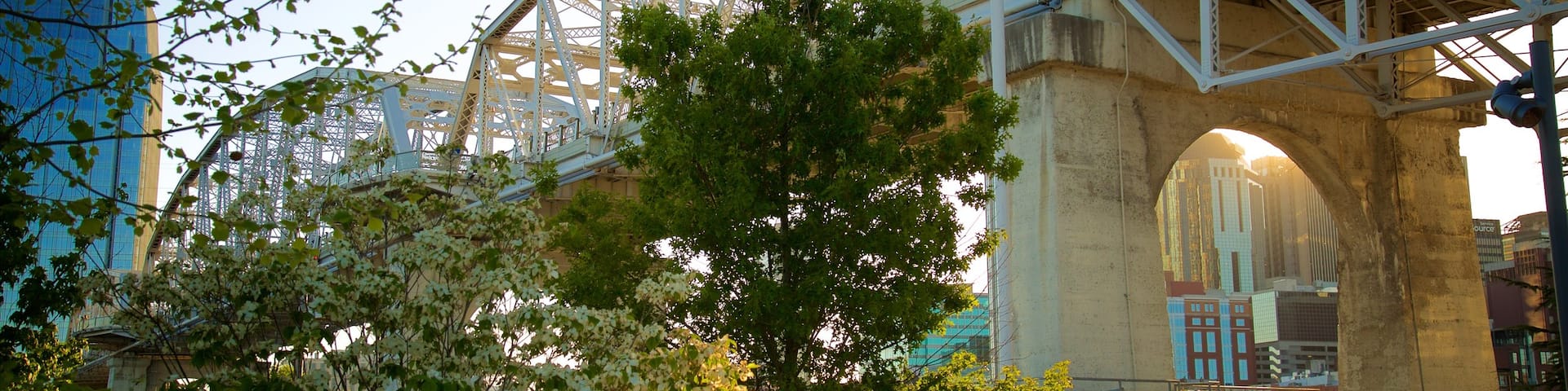 Cumberland Park featuring auringonlasku, silta ja vanha arkkitehtuuri