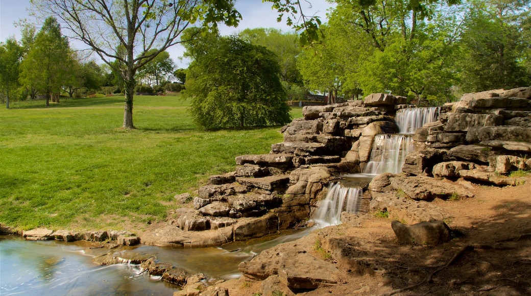 Cheekwood Botanical Gardens and Museum of Art das einen Fluss oder Bach und Garten