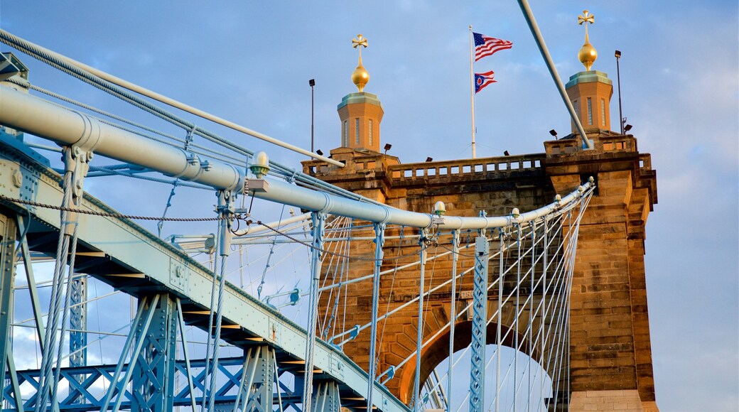 Hangbrug John A. Roebling toont historische architectuur en een brug