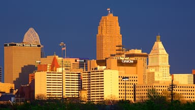 Cincinnati mit einem Stadt und Sonnenuntergang