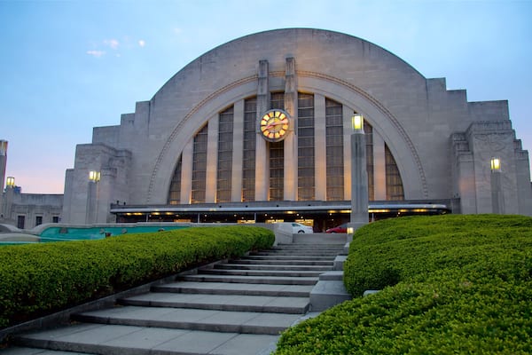 Cincinnati Museum Center at Union Terminal welches beinhaltet Garten und moderne Architektur
