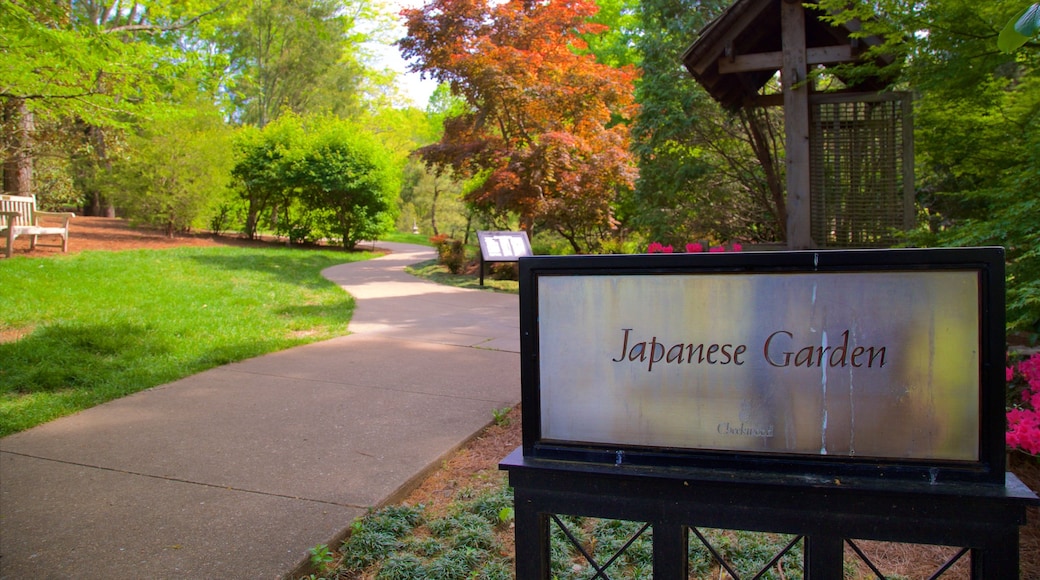 Botanische tuinen en Kunstmuseum van Cheekwood toont een tuin en bewegwijzering