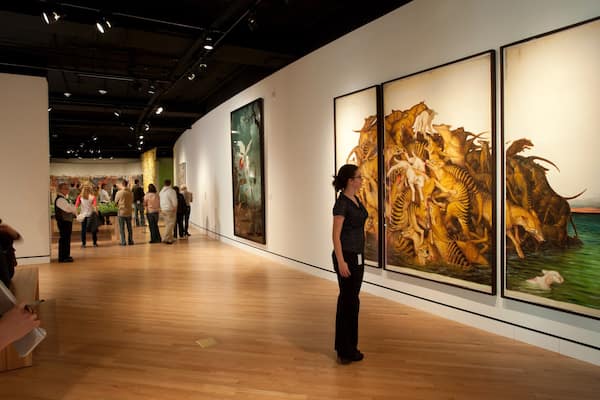Crystal Bridges Museum of American Art, Bentonville, Arkansas, États-Unis d\'Amérique montrant art et vues intérieures aussi bien que femme