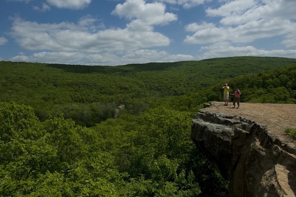 Devil\'s Den State Park welches beinhaltet Ansichten und ruhige Szenerie sowie Paar