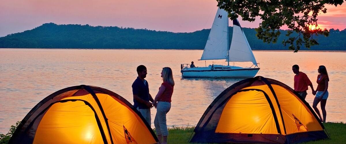 Buffalo National River featuring telttailu, auringonlasku ja järvi tai vesikuoppa