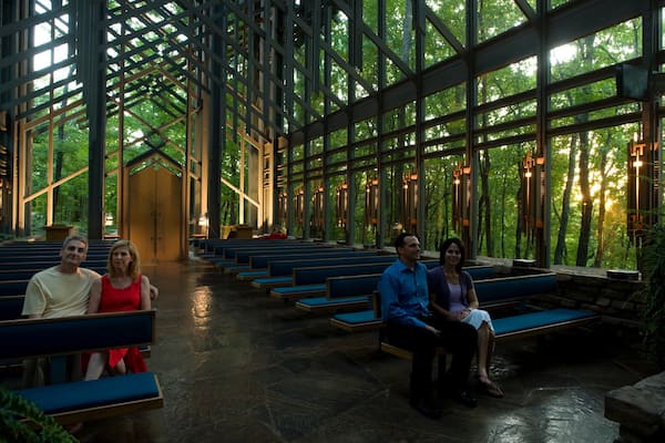 Thorncrown Chapel qui includes vues intérieures et architecture moderne aussi bien que petit groupe de personnes