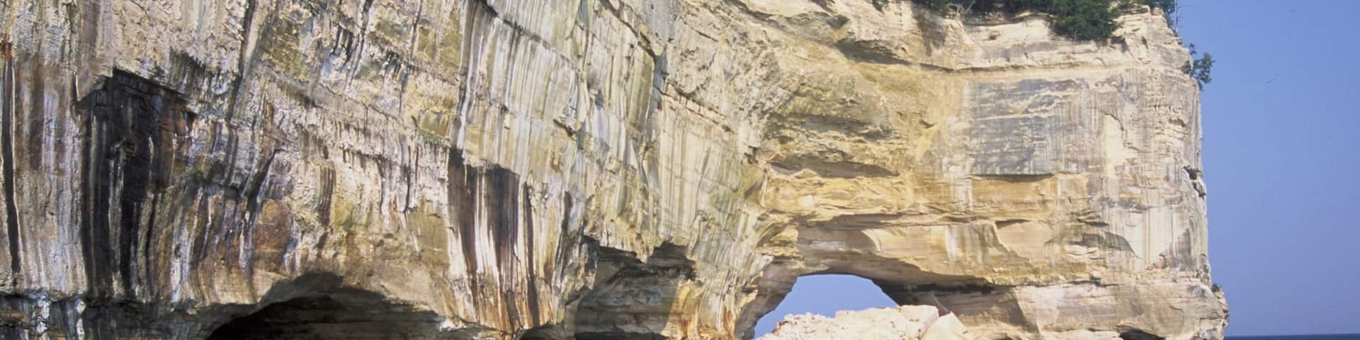 Pictured Rocks National Lakeshore welches beinhaltet allgemeine Küstenansicht, Höhlen und Felsküste