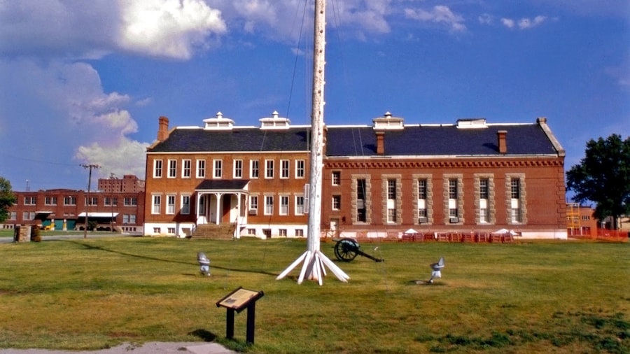 Fort Smith National Historic Site ofreciendo elementos patrimoniales y un parque
