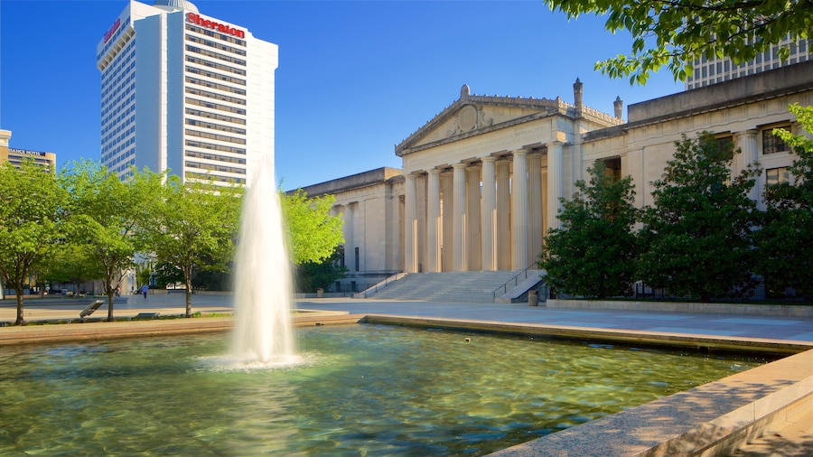 Nashville che include piazza, architettura d\'epoca e fontana